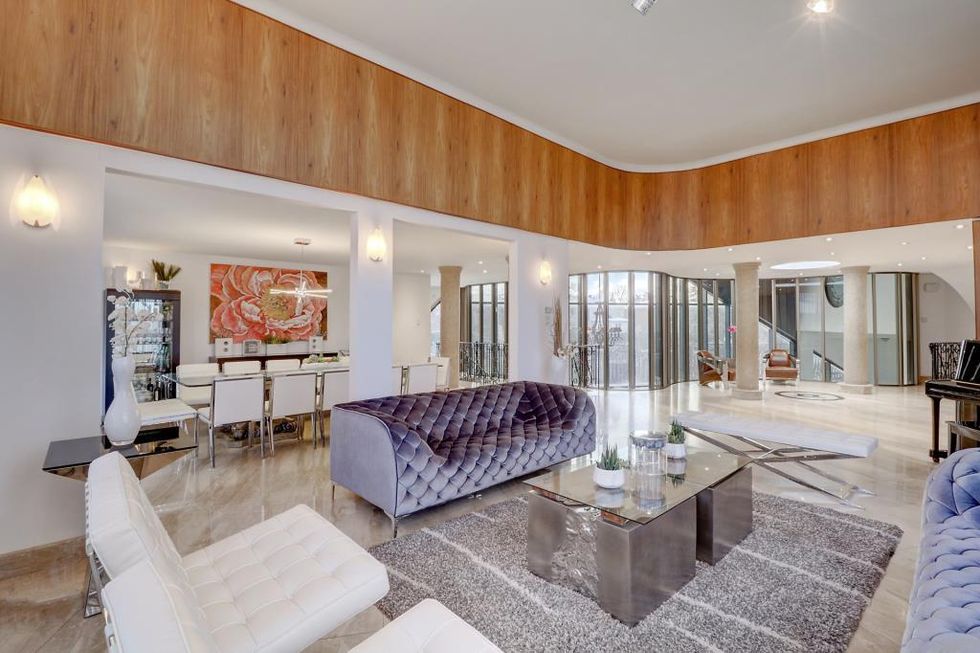 The main level with its "glassed in living room" at 10, pl. Fallbrook.