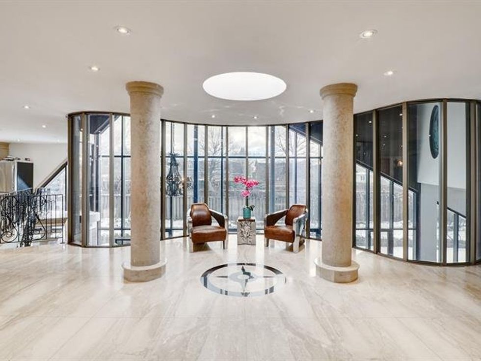 The main level with its "glassed in living room" at 10, pl. Fallbrook.