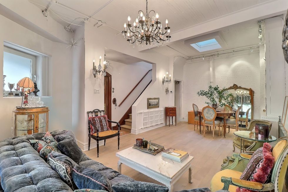 The main living room at 3538, chem. de la C\u00f4te-des-Neiges.
