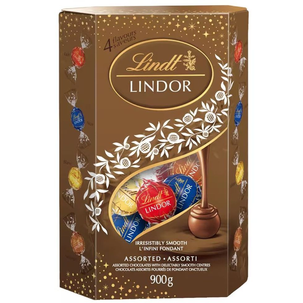 \u200b\u200bLindt Lindor assorted chocolates, 900 g.