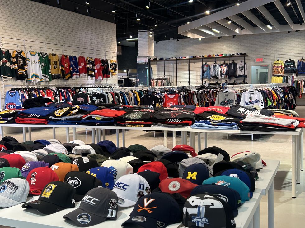 \u200bA warehouse sale selling sports apparel including jerseys and matching sets in Montreal from teams including the Montreal Canadiens, LA Lakers and the Boston Celtics.
