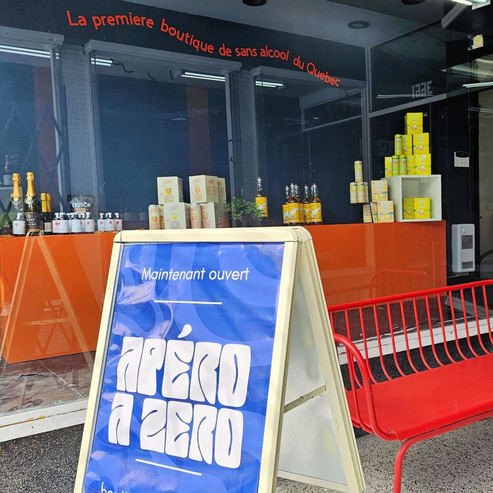 \u200bAn \u200bAp\u00e9ro \u00e0 Z\u00e9ro window display.