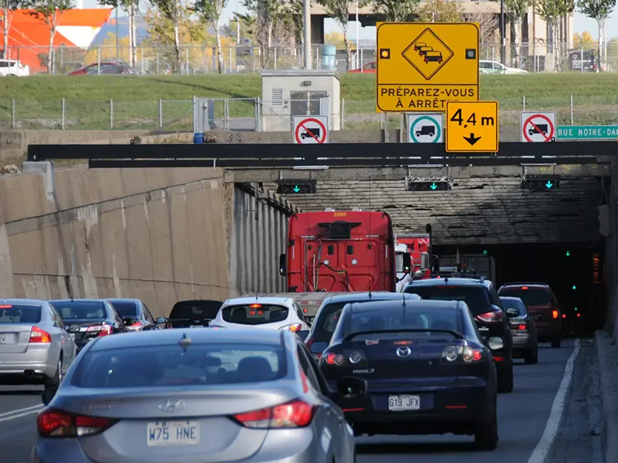 \u200bCars line up to enter the Louis-Hippolyte-La Fontaine Tunnel.
