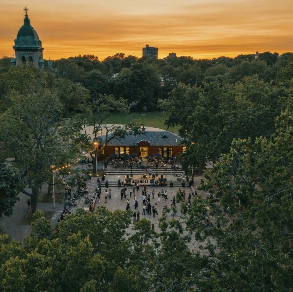 \u200bGirouard Park (aka Parc Notre-Dame-de-Grace)'s main square at sundown.