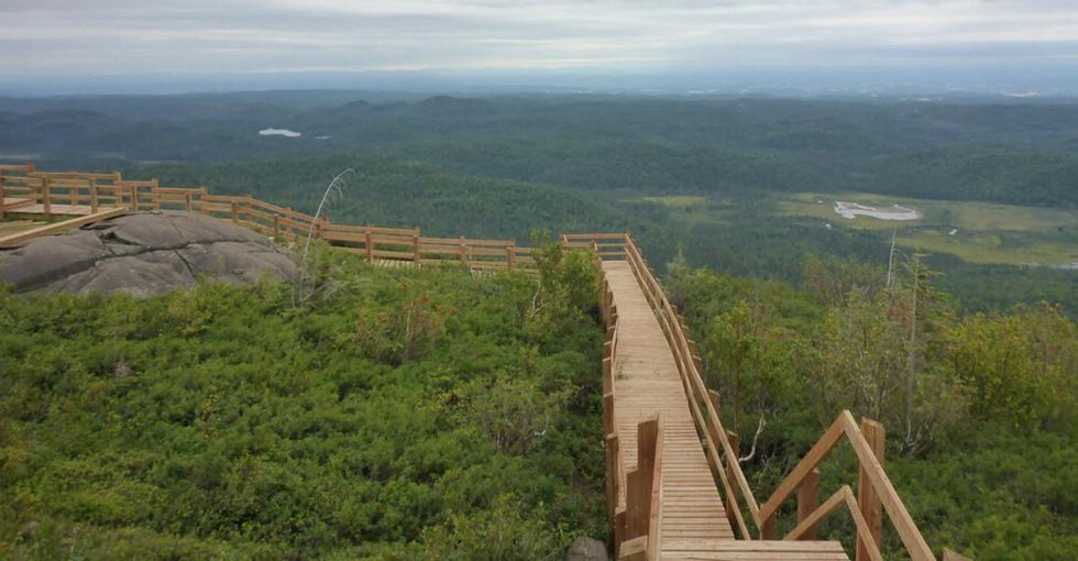 \u200bWalkway and lookout atop the Pic-de-la-T\u00eate-de-Chien in Quebec's Parc national des Monts-Valin.